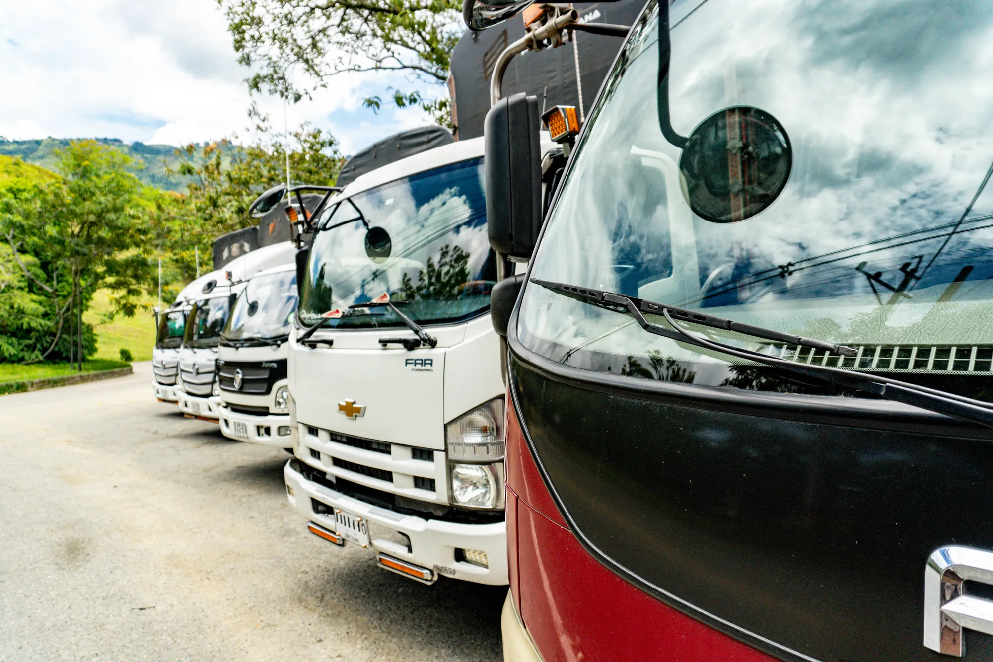 Camiones de la flota de G&S estacionados en una vía de Antioquia